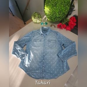 TAHARI Beau chemisier en denim bleu clair à boutons perlés et motifs blancs